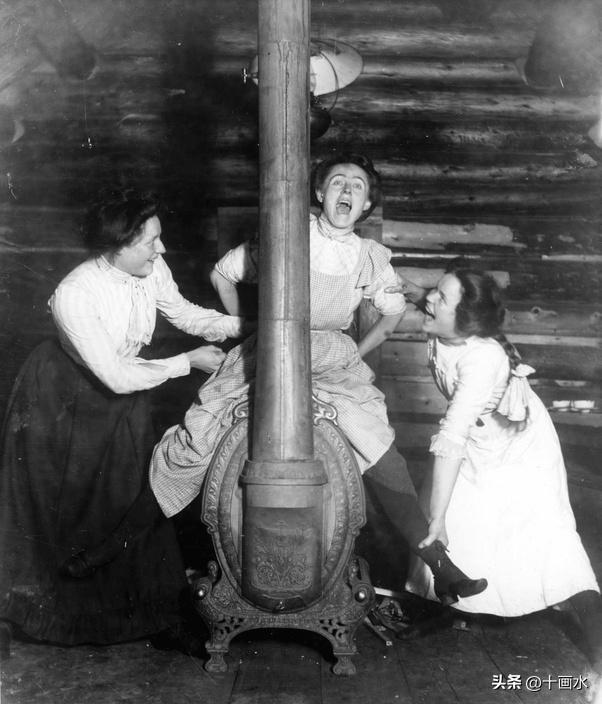 30张罕见晚清照:女子躺炕上欲仙欲死,骑跨在男子头上的洋人女子