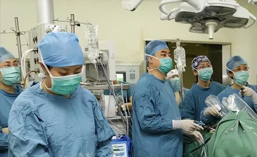 2015年，43岁母亲把子宫移植给22岁女儿，8年过去她们怎么样了？