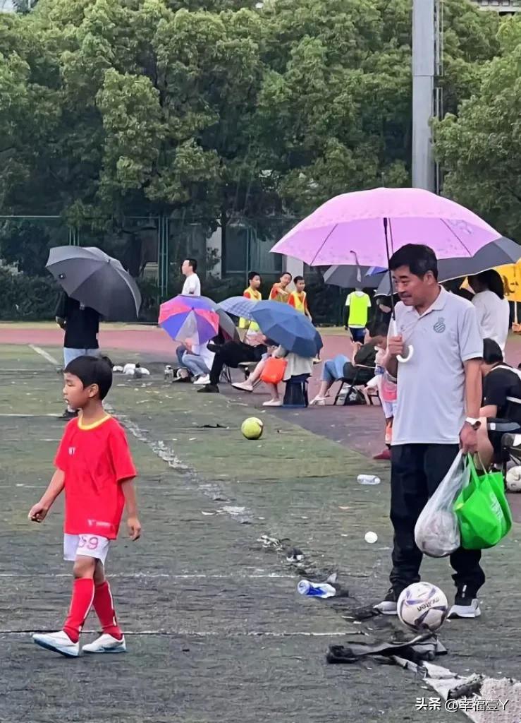 武磊去青训基地,武磊帮助青训