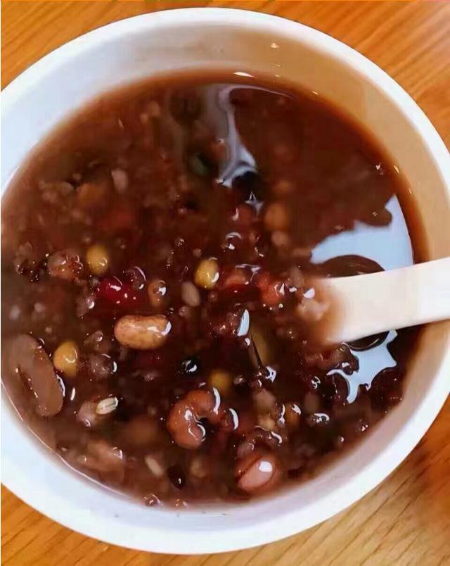 八宝粥用什么豆颜色红亮,不加碱怎么熬出红亮八宝粥