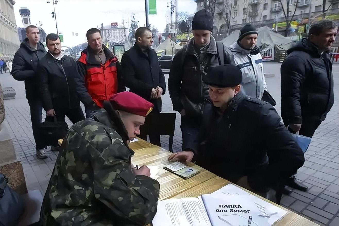 乌军征兵抓壮丁又出新招，假扮圣诞老人骗开门，强制发放征兵传票