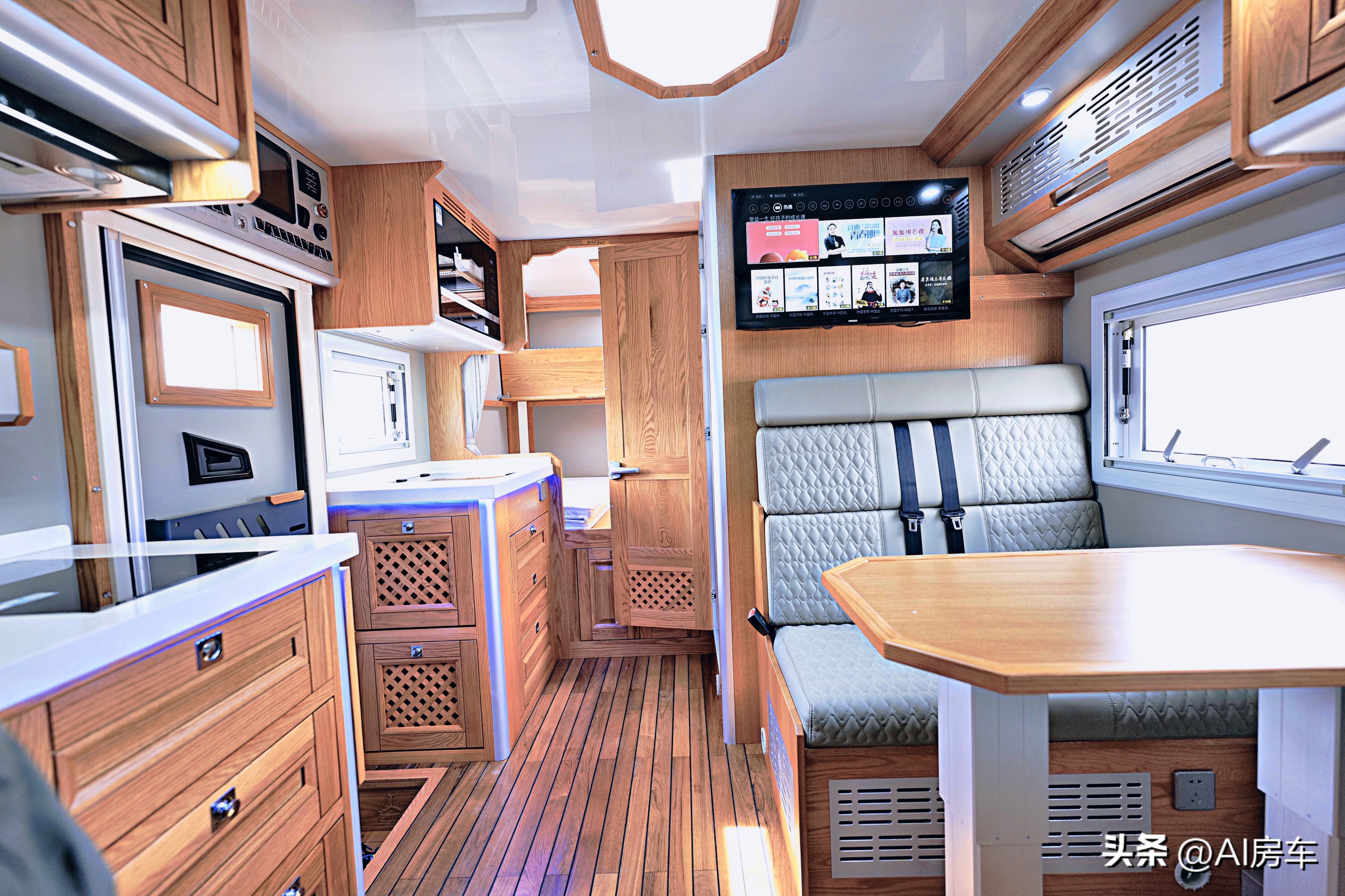 新重汽豪沃4x4越野房车自驾视频,重汽无疆4x4四驱越野房车氮气减震