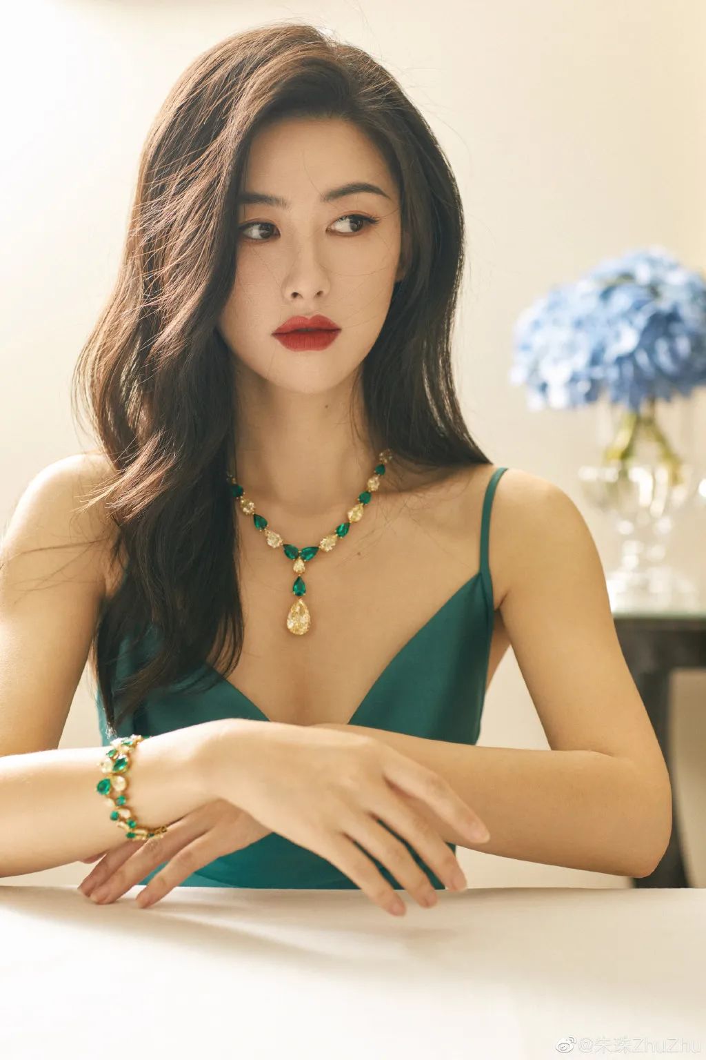 朱珠：迷倒世界顶级富豪，收服“帮派最狂太子”，却下嫁美术老师