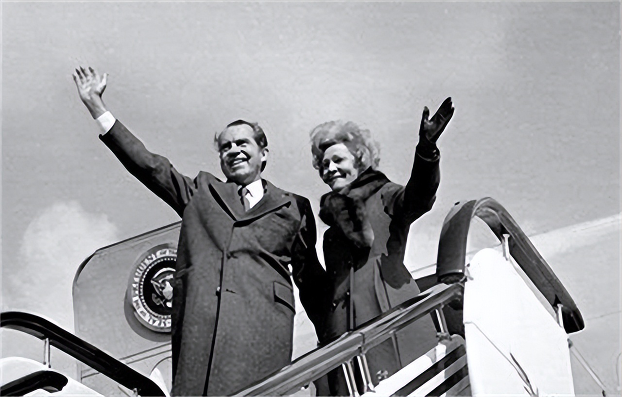 尼克松夫人对熊猫牌烟盒爱不释手，周总理：喜欢？送两只真的