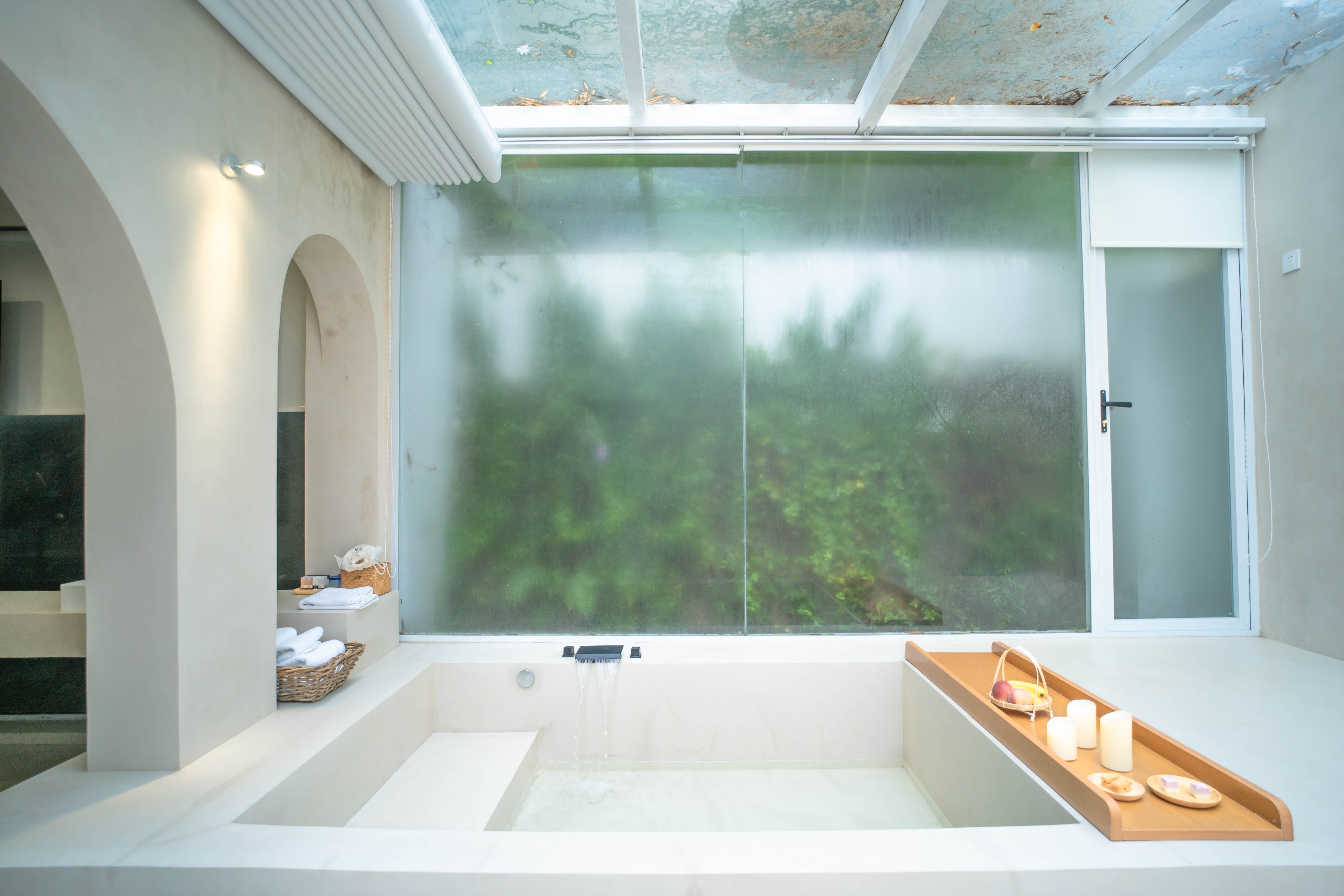 在山林间泡温泉,山林温泉