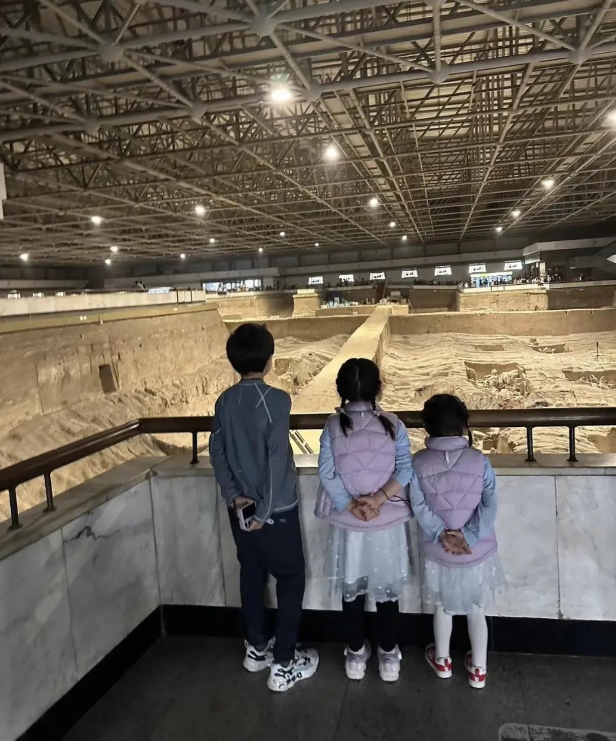 “跳水皇后”郭晶晶盛赞古城西安,郭晶晶带孩子西安游玩图片