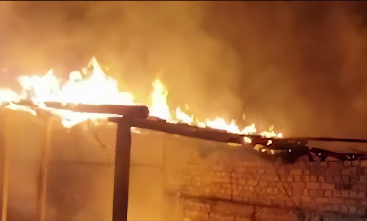 男子深夜纵火烧毁他人辆车,老人因矛盾深夜纵火烧车后续