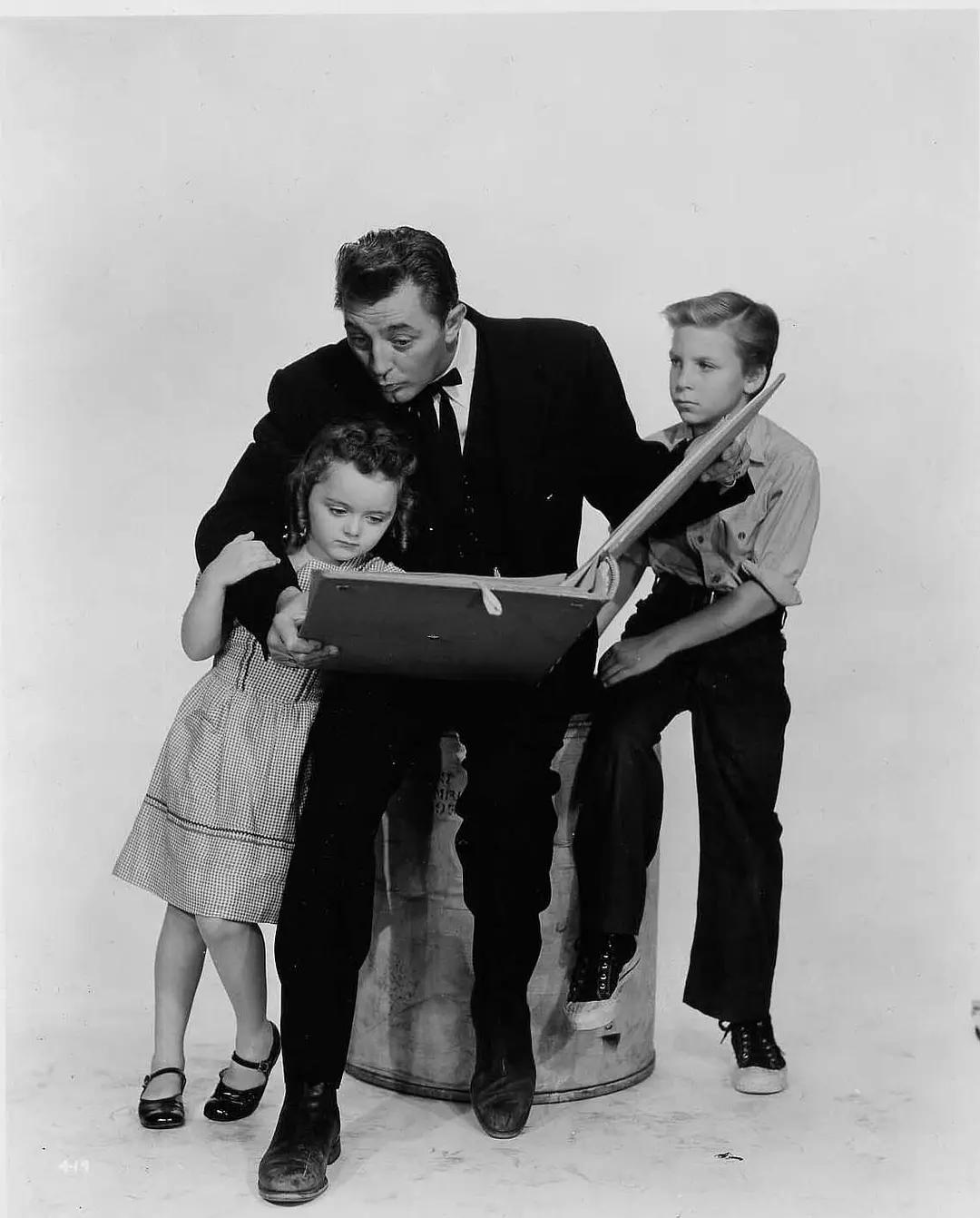 本将赃款藏在布娃娃里，黑心牧师为了钱杀害薇拉，并追杀兄妹俩