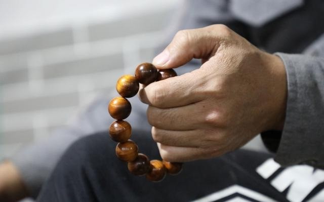 山西小伙卖房、花光百万，买了一屋烂树根，11年后价值无法估量