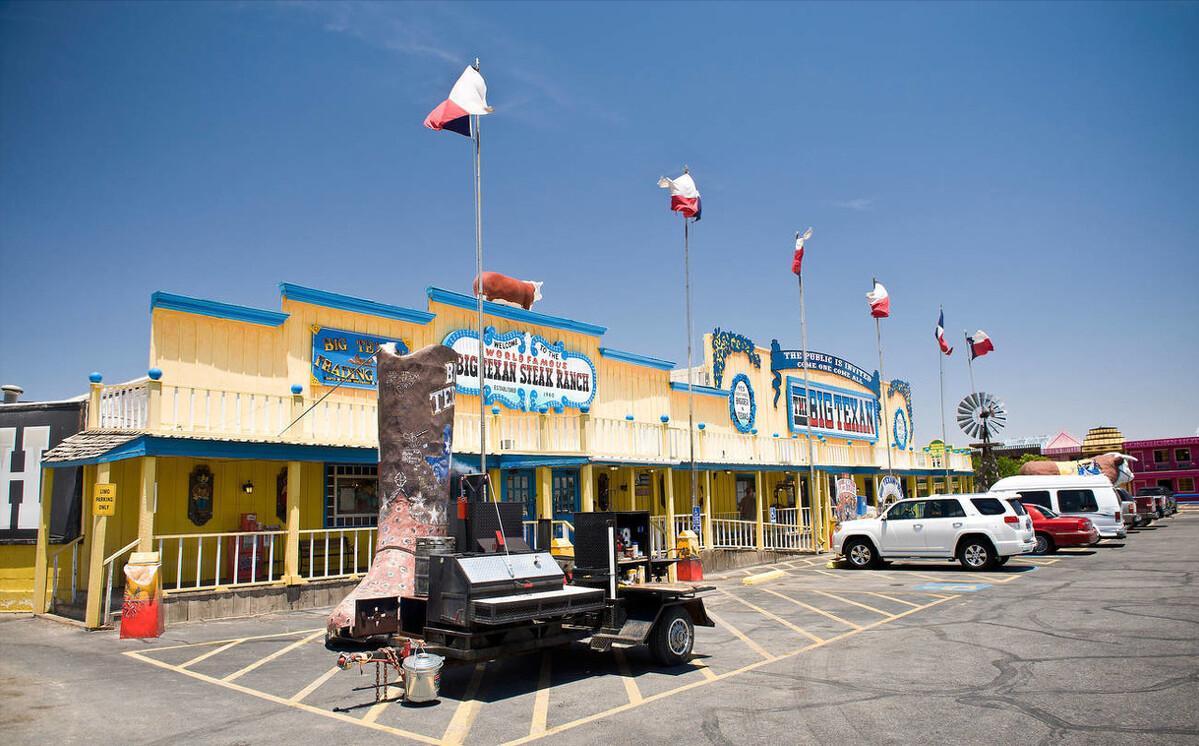 美一男子斩下蛇头,十分钟后险些被蛇头咬死,蛇头为何能僵而不死