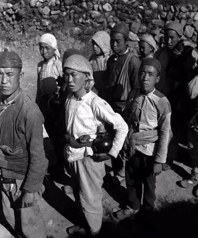 高个子伪军悄悄对他说：我先捆你一只胳膊，日本人就不再捆了…