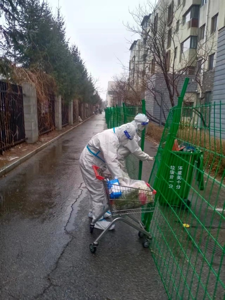 长春市明珠街道新里社区保利林语小区有一群抗疫“暖心人”