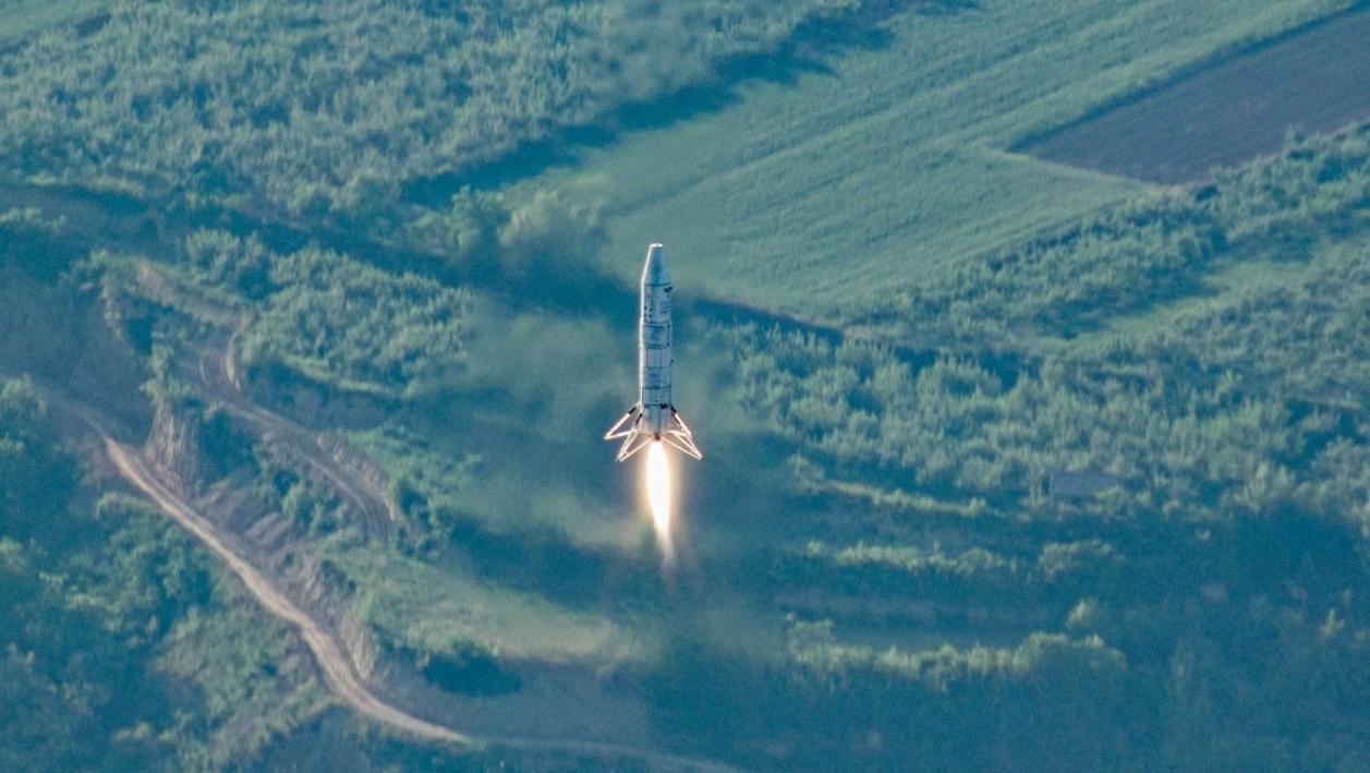 猎鹰9火箭发射加拿大卫星的视频,猎鹰9号火箭成功发射61颗卫星