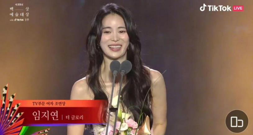 黑暗荣耀里妍珍直发采访片段,黑暗荣耀妍珍哪一集被女二发现