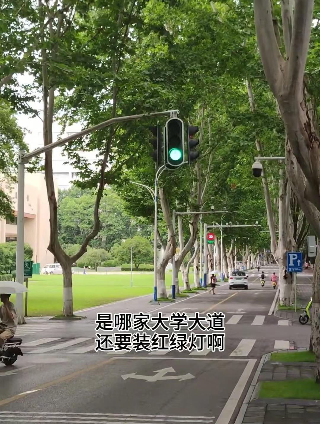 一女生参观华科迷路买地图,遇红绿灯后感叹:华科到底有多大?