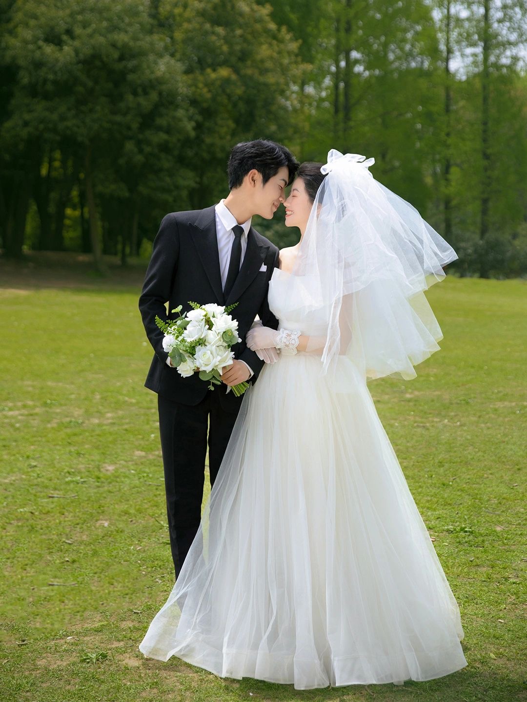 草坪蓝天白云森系婚纱照,森系可爱活泼草坪婚纱照