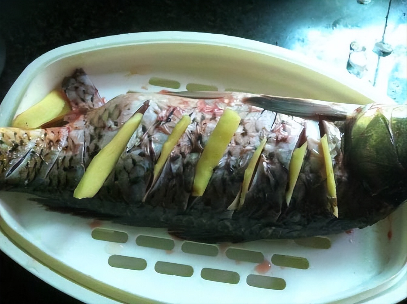 怎样炸带鱼不腥不破皮窍门,烧鱼不腥不破皮有秘诀