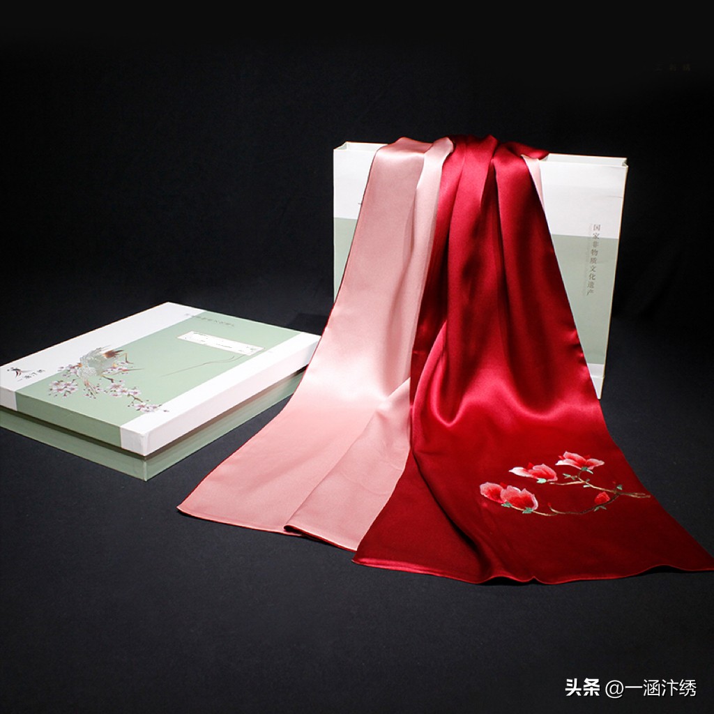 给外国朋友带中国风的礼物比较好,出国适合带的小礼物