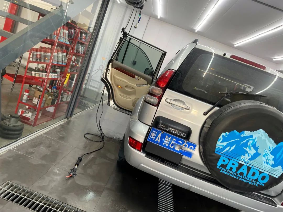 2003年的丰田老霸道，33万公里“车况残旧”，翻新复活变新车