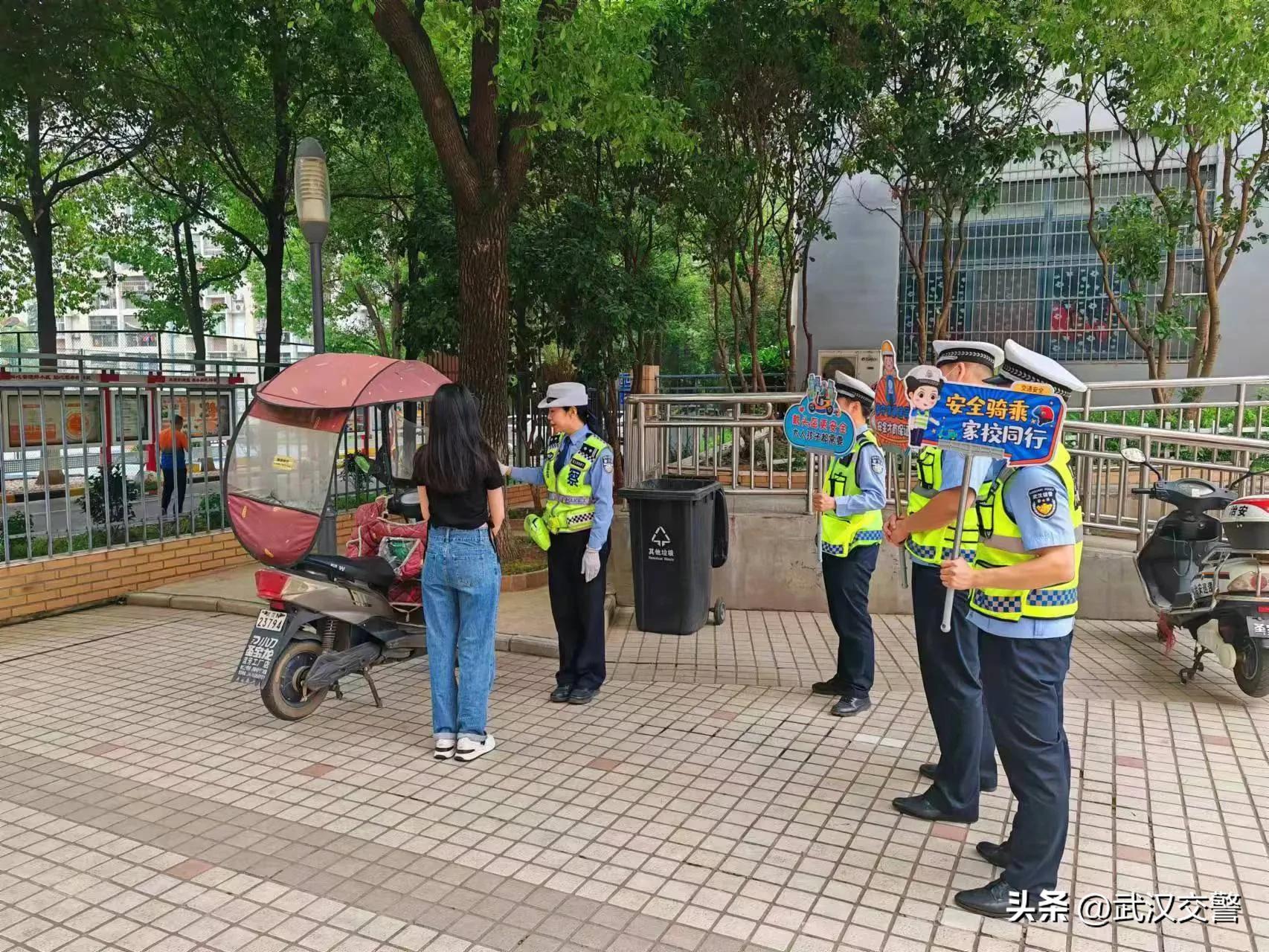 交警进校园做安全宣传朋友圈,交警进校园普及安全