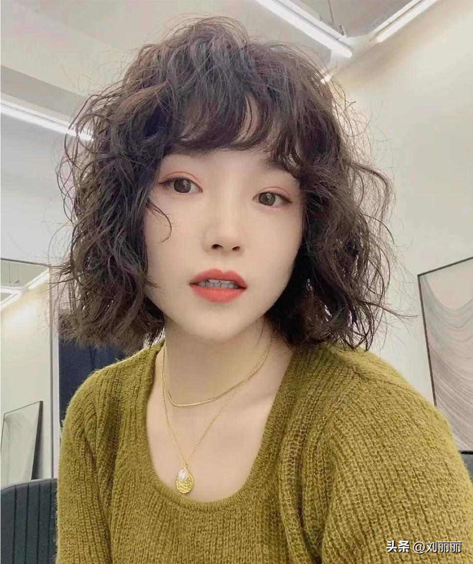 女士中短适合烫什么发型,女士碎发中短发型