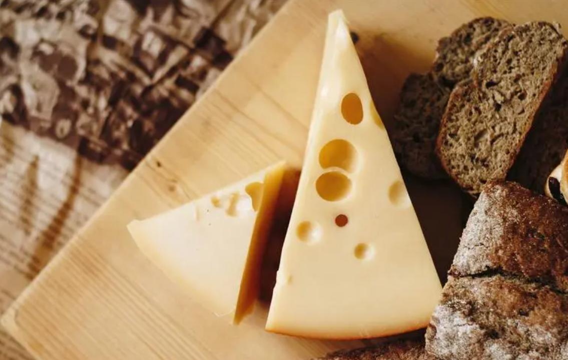 部分发霉的芝士,芝士发霉为什么是红色