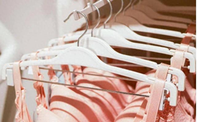 事实证明，为了钱选择当“裸模”的汤加丽，已经走上了另一条路