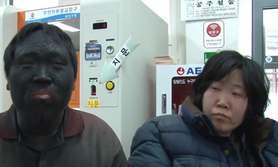 韩国男子每天用鞋油抹脸纪录片,韩国男生每天擦脸