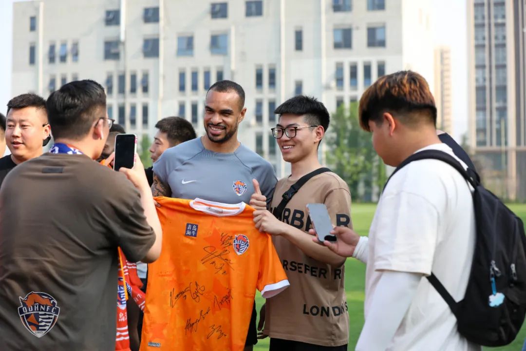 你们的背后是祖国,温暖的背后是你们