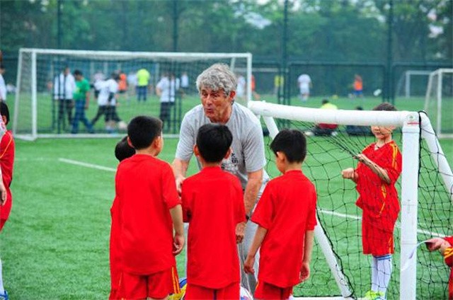 孩子十岁被体育教练看中,米卢夸赞的足球天才