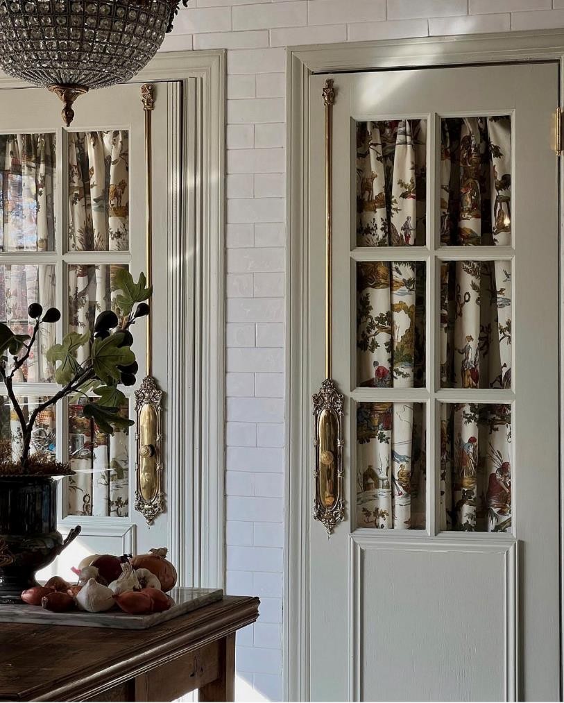 30岁女主装扮的美国住宅，花哨又闪亮，复古极繁主义也别具魅力