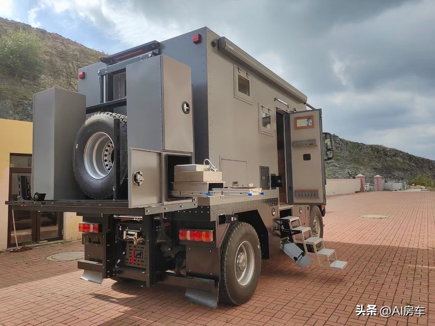 新重汽豪沃4x4越野房车自驾视频,重汽无疆4x4四驱越野房车氮气减震