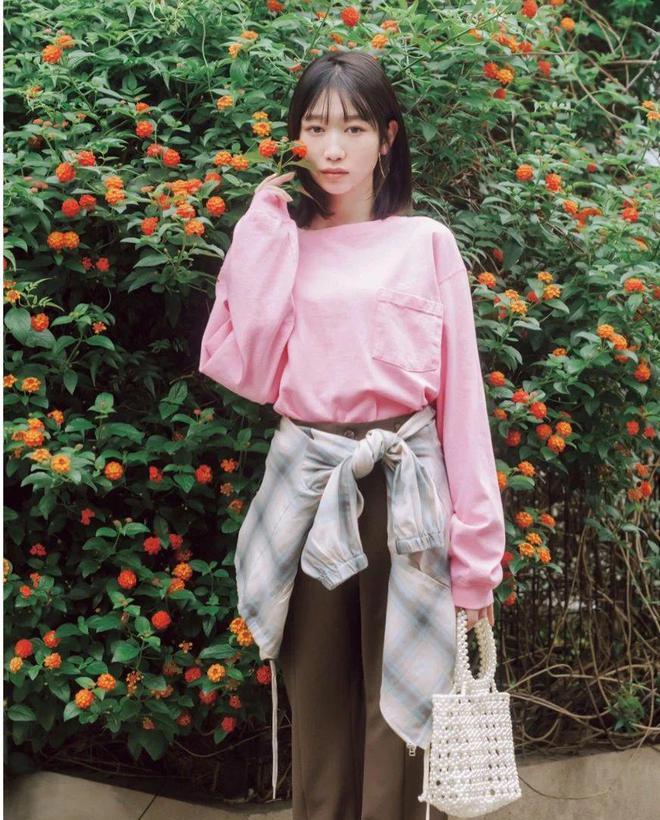 长袖t恤太大了该怎么搭配,长袖t恤的8种时髦穿法