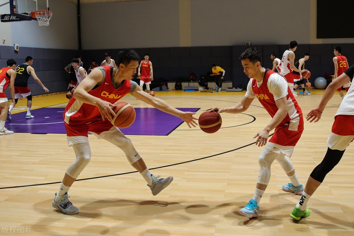 决战伊朗12人名单调整，乔帅姚明提要求，曾凡博5人最新行程曝光