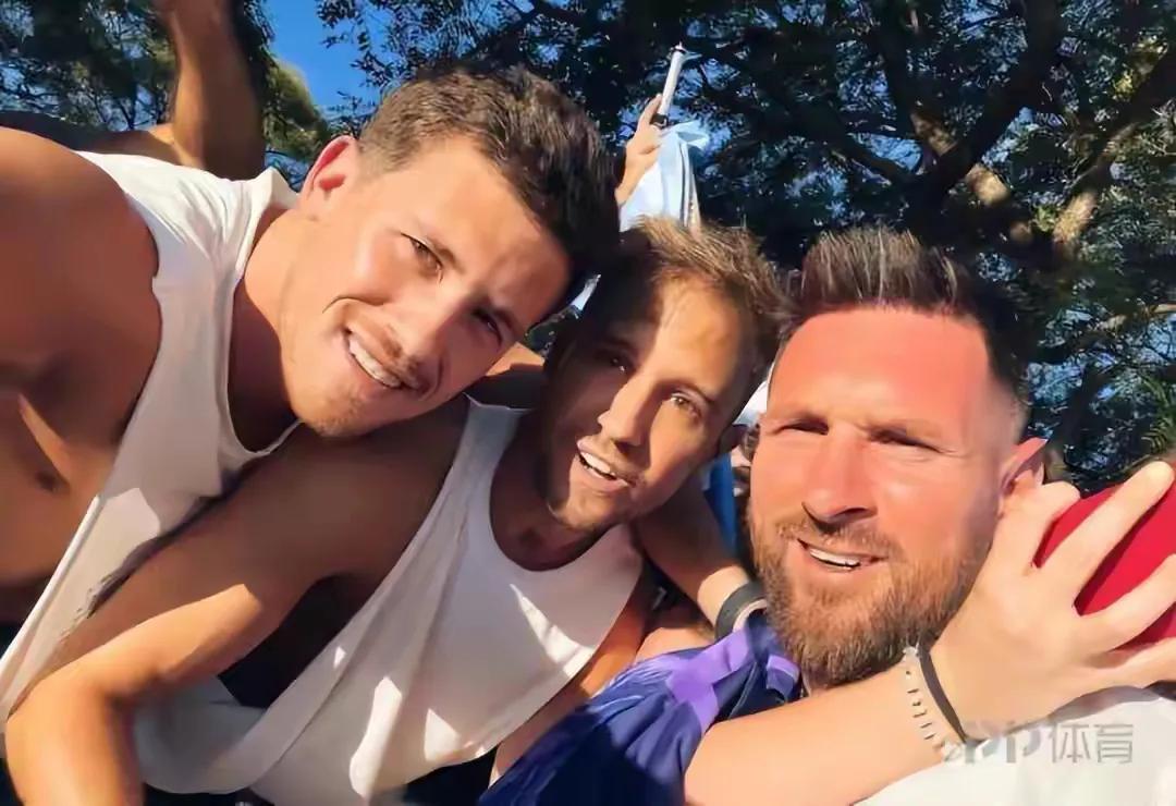 梅西对待球迷的温暖时刻,球迷对梅西的热情