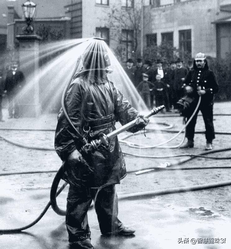 晚清残酷刑罚老照片：骑木驴游街的妇女，被当众千刀万剐的死刑犯