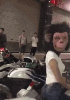 神回复：老鼠贴粘到的，吃了不会犯法吧？网友：自首，争取死缓