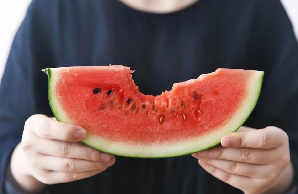 减肥的人可以吃西瓜吗,吃西瓜能不能减肥啊