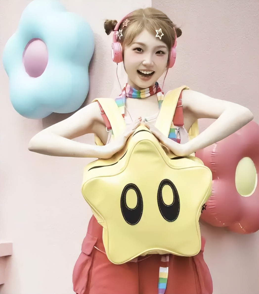 堪称校园风景线！高校女生流行穿起“多巴胺”装，靓丽独特很另类