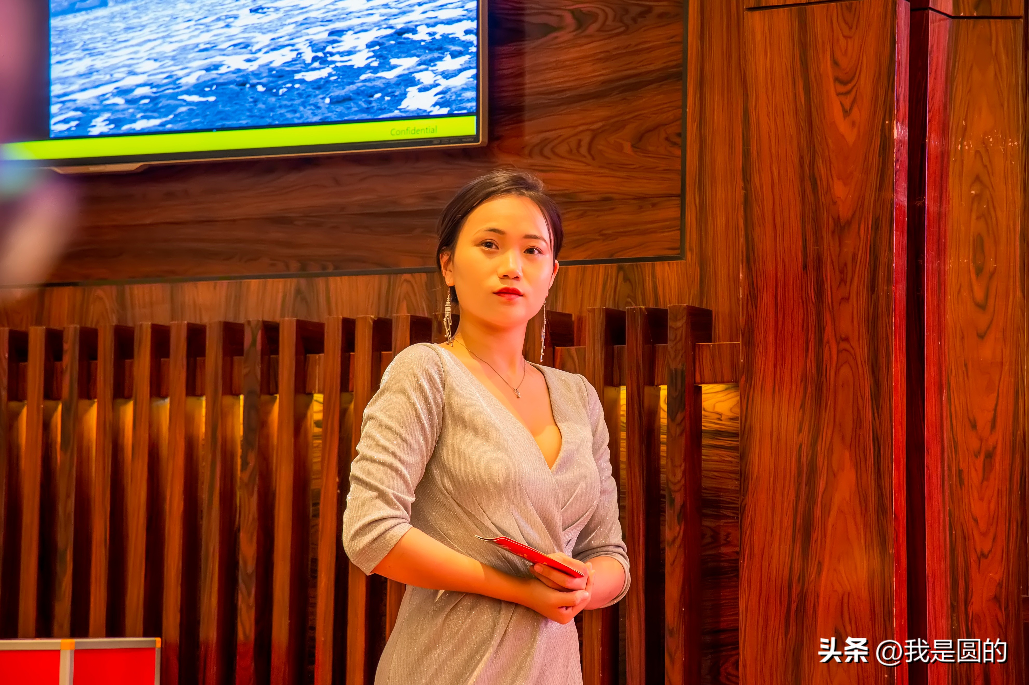 主持途中的主持人（原创摄影+随笔300字）