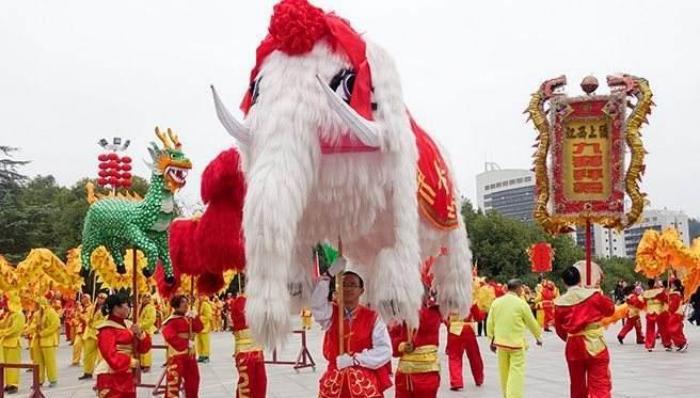 九狮拜象,是赣南客家人年俗,没出过宰相和皇帝的姓氏不能举办