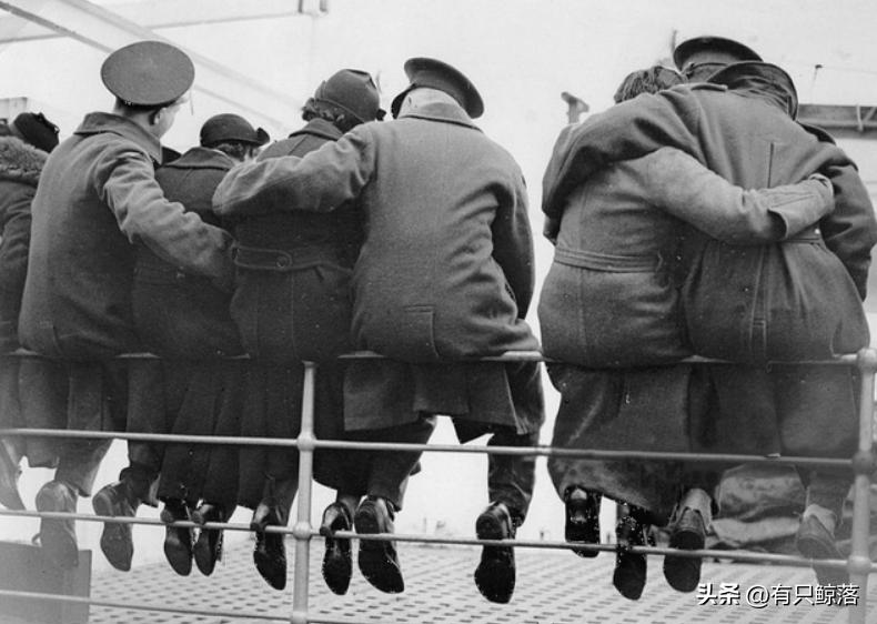 30个老照片记录女子与洋人*片鸦**烟枪下的白日梦