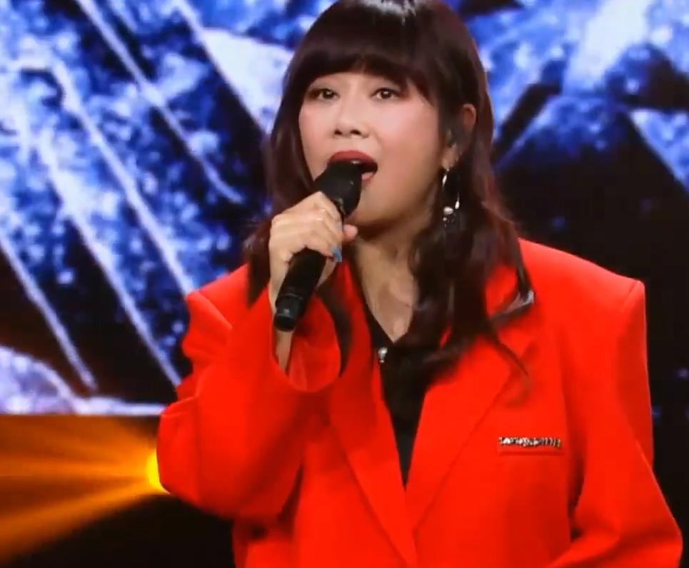 陈松伶回香港男友陪伴,50岁陈松伶全家照