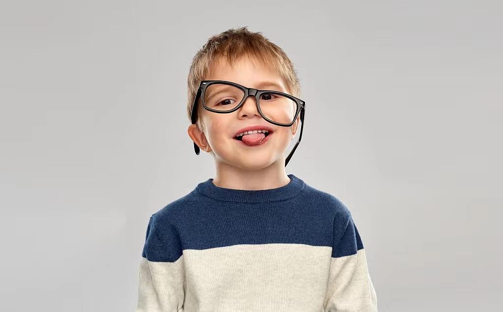 怎么判断眼镜歪不歪,眼镜总是容易歪怎么办