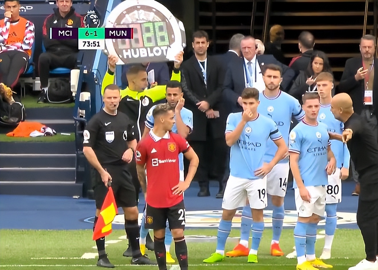 曼联2-1逆转曼城哈兰德被挡,曼联0比5惨败c罗赛后低头的照片