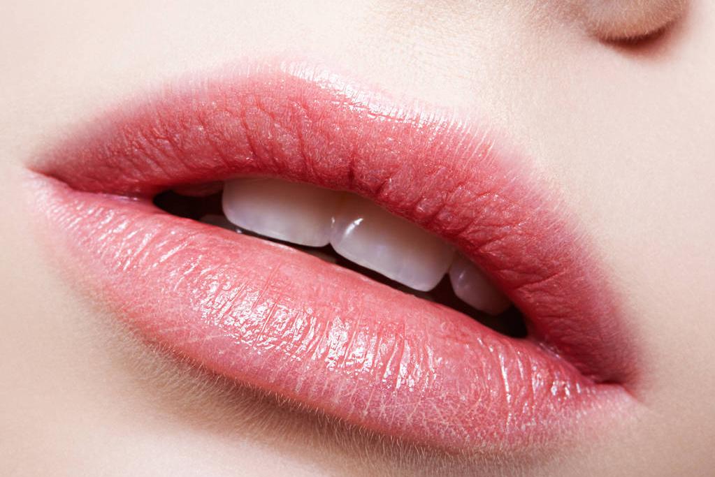 唇部怎么护理才没有唇纹和干皮,唇部干燥起皮涂什么药膏