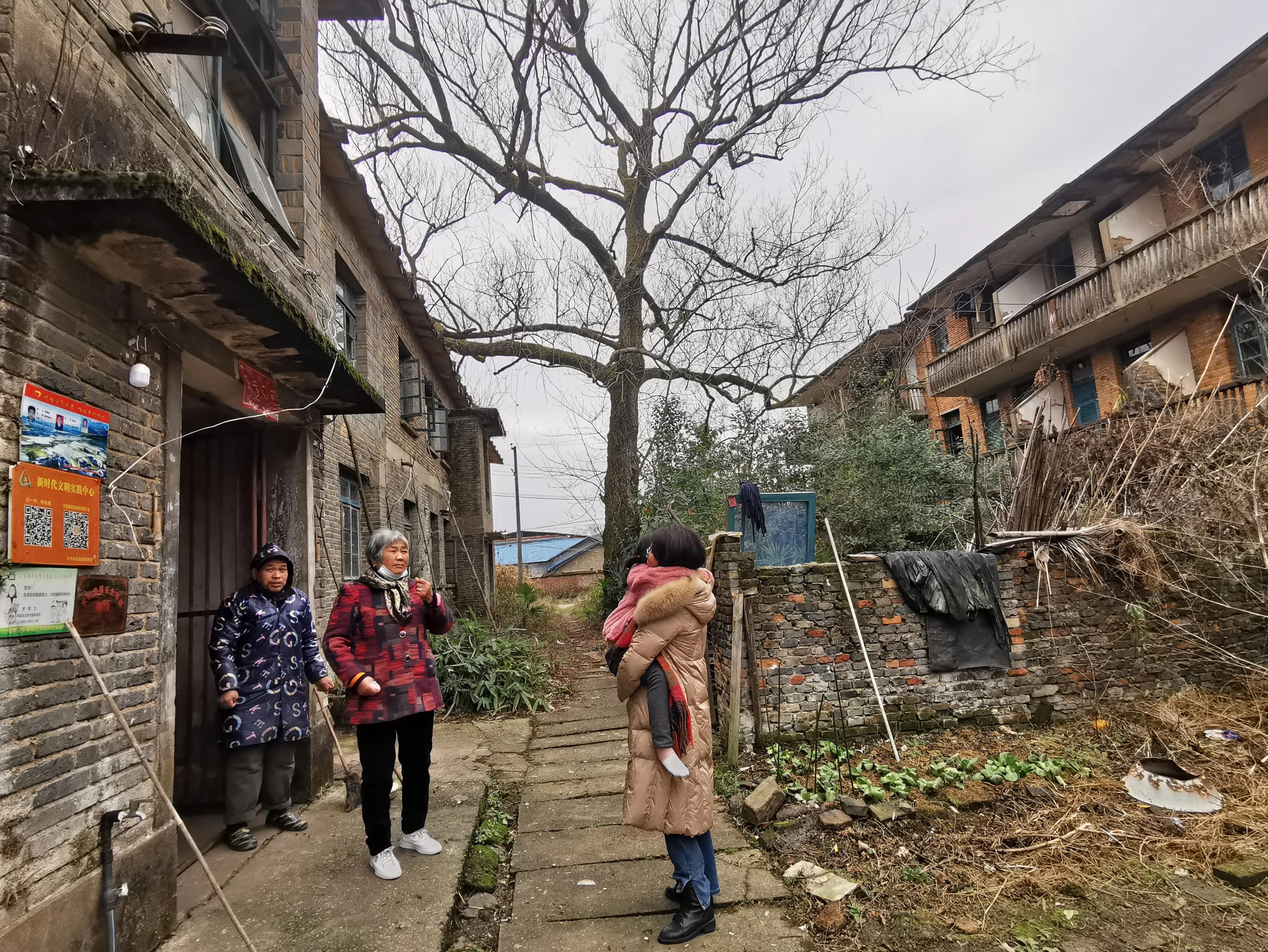 老爸的童年往事,老爸和老妈的故事