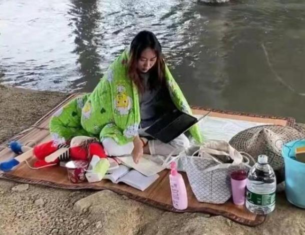 女大学生住桥底,寒风彻骨仍不忘学习,一些小细节却“出卖”了她
