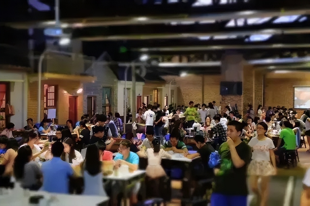 他靠小龙虾如何资产过千万,从卖小龙虾变成千亿首富