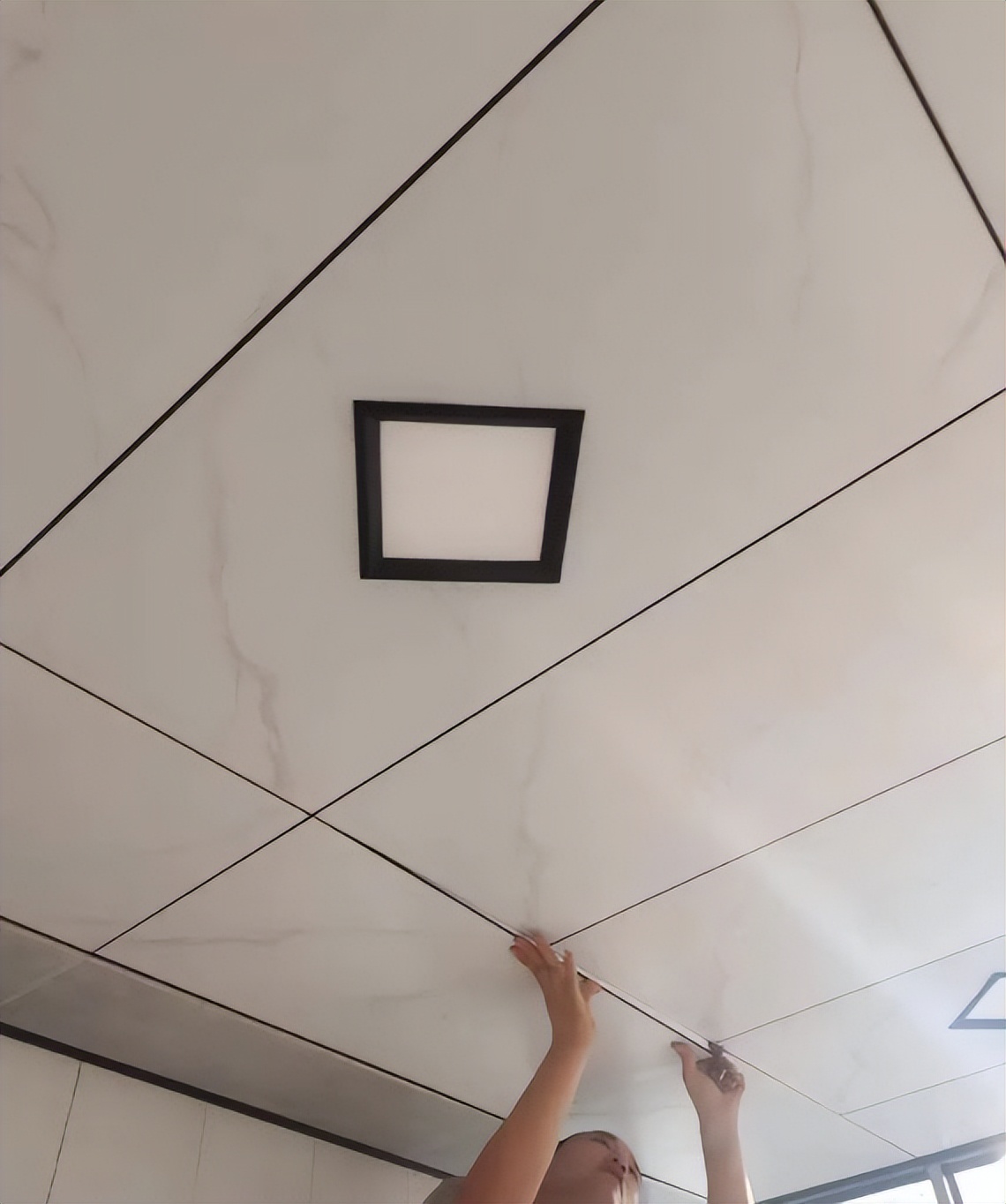 吊顶铝扣板选无边框,家庭铝扣板吊顶一般用多厚